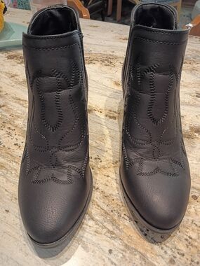 Global Win Black Western-Style Ankle Booties